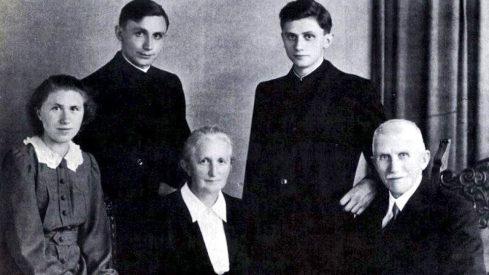 La famiglia Ratzinger col futuro papa, a destra della foto, in piedi accanto al fratello Georg.