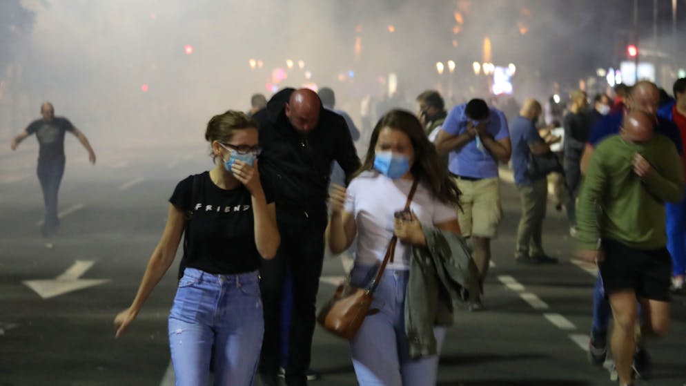 Martedì sera a Belgrado numerosi giovani hanno manifestato contro le nuove misure adottate dal Governo per arginare la diffusione del coronavirus.