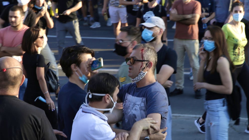 Manifestanti a Belgrado protestano contro inasprimento misure anti Covid-19.