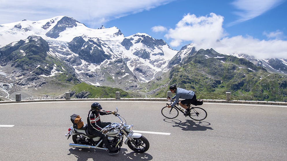 Il passo del Susten è uno dei luoghi prediletti degli appassionanti delle due ruote, mentre meno entusiasti dei motori rombanti sono spesso i ciclisti.