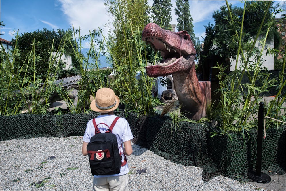 Nella foto, scorcio sui modelli di dinosauri in scala 1 :1 presenti alla mostra Dinosaurus Park di Locarno all'interno della Rotonda di Piazza Castello.