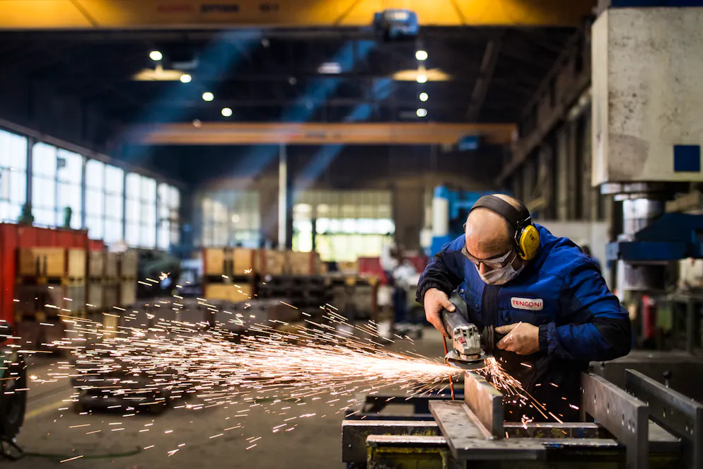Lavoratore in azienda (foto simbolica)