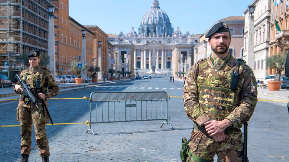 La Squadra Mobile di Roma ha eseguito un'ordinanza di arresto per di 31 indagati accusati di frode e altro negli appalti per le forniture alle Forze Armate per un valore di 18,5 milioni di euro.