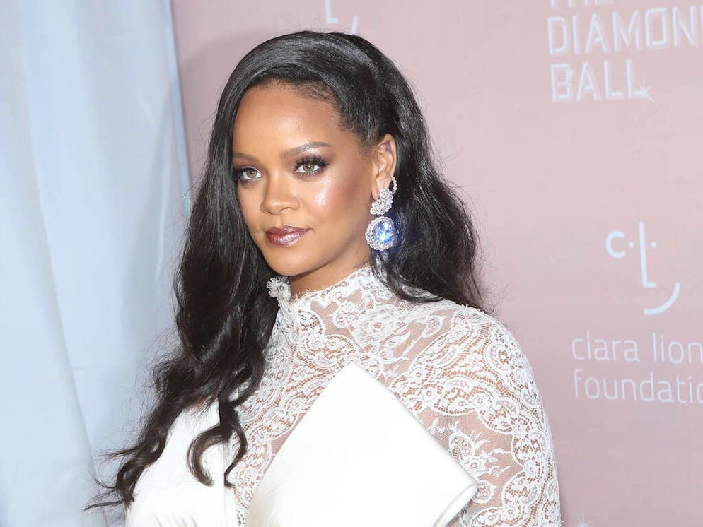 Clara Lionel FoundationâÄôs fourth annual Diamond Ball hosted by Issa Rae Held at Cipriani Wall Street

Featuring: Rihanna
Where: New York, New York, United States
When: 14 Sep 2018
Credit: Derrick Salters/WENN.com

Featuring: Rihanna
Where: New York, New York, United States
When: 14 Sep 2018
Credit: Derrick Salters/WENN.com
