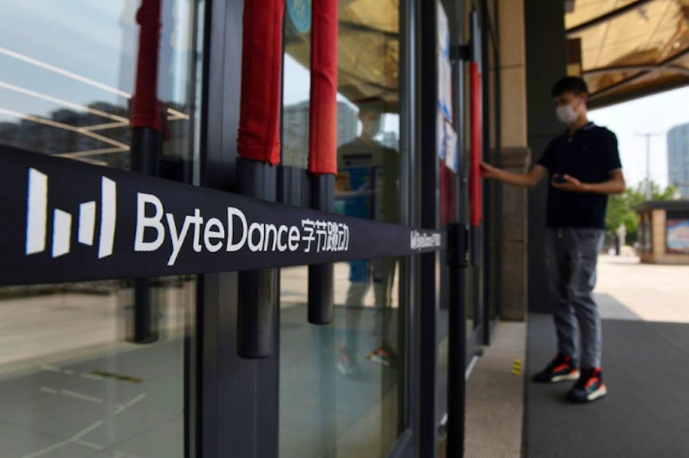 Trump annonce qu'il va interdire TikTok aux Etats-Unis. Le logo de ByteDance à l'entrée des bureaux de la société, le 8 juillet 2020 à Pékin