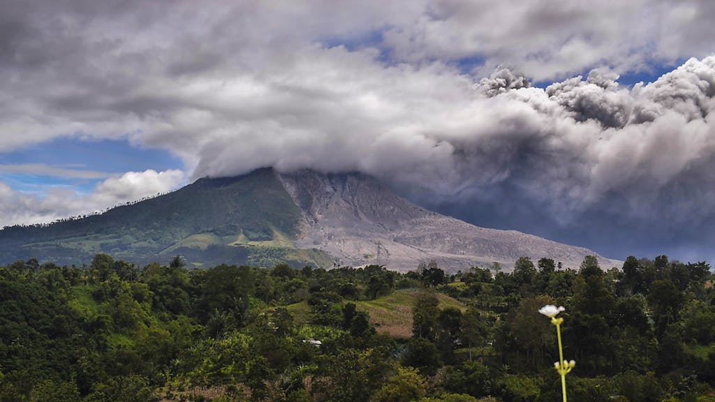Le volcan  Sinabung crache cendres  et fum e