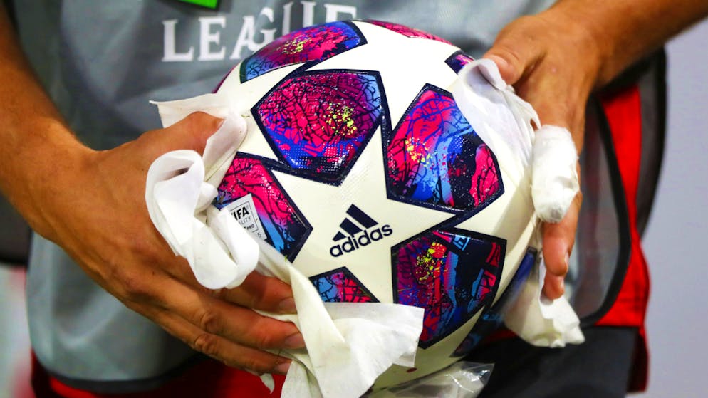 Les ballons devront être désinfectés à la fin de l'échauffement, s'ils sont utilisés pendant le match, et aussi à la mi-temps.