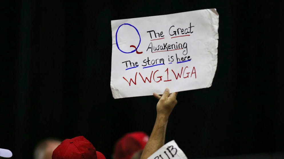 QAnon hat Millionen Anhänger, die sich auf Facebook vernetzen.