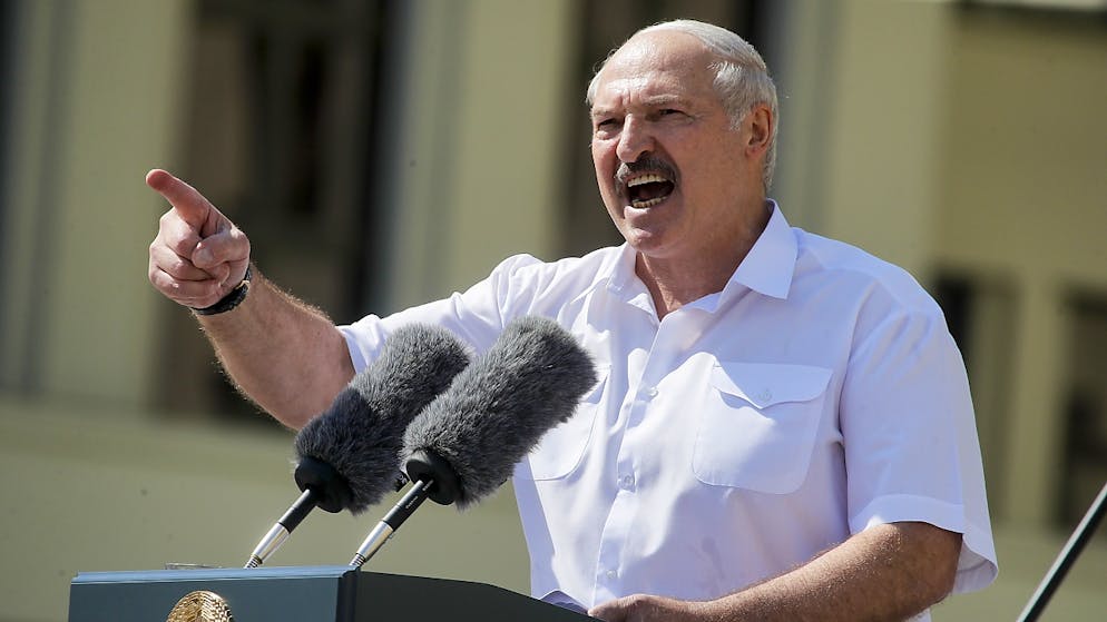 La grinta del presidente bielorusso Lukashenko, che attacca l'opposizione.