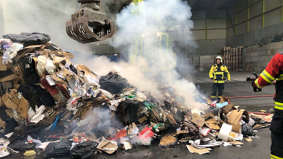 Ein E-Bike-Akku könnte den Brand in einer Abfallmulde in Mels SG ausgelöst haben.