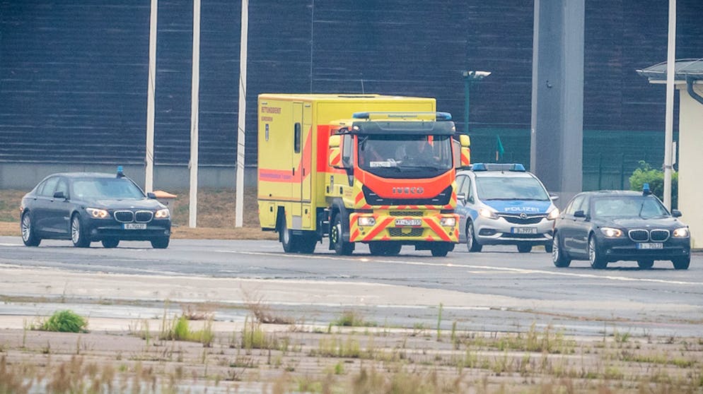 Ein Intensivtransporter der deutschen Bundeswehr fährt, begleitet von Polizeifahrzeugen, mit dem russischen Kremlkritiker Nawalny an Bord über den Flughafen Tegel.