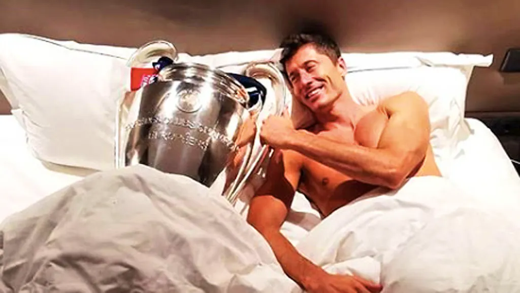 Lewandowski Kuschelt Mit Pokal Neuer Schickt Fiesen Gruss An Psg
