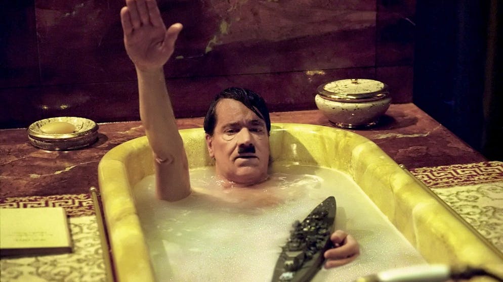 Helge Schneider: 65 Jahre singende Herrentorte. Für Regisseur Dani Levy ging Helge Schneider im Film «Mein Führer» baden.