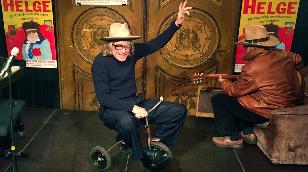 Helge Schneider: 65 Jahre singende Herrentorte. «Die Schule war für ihn kein Hindernis. Er machte weder Abitur noch Ähnliches», schreibt Helge Schneider über Helge Schneider.