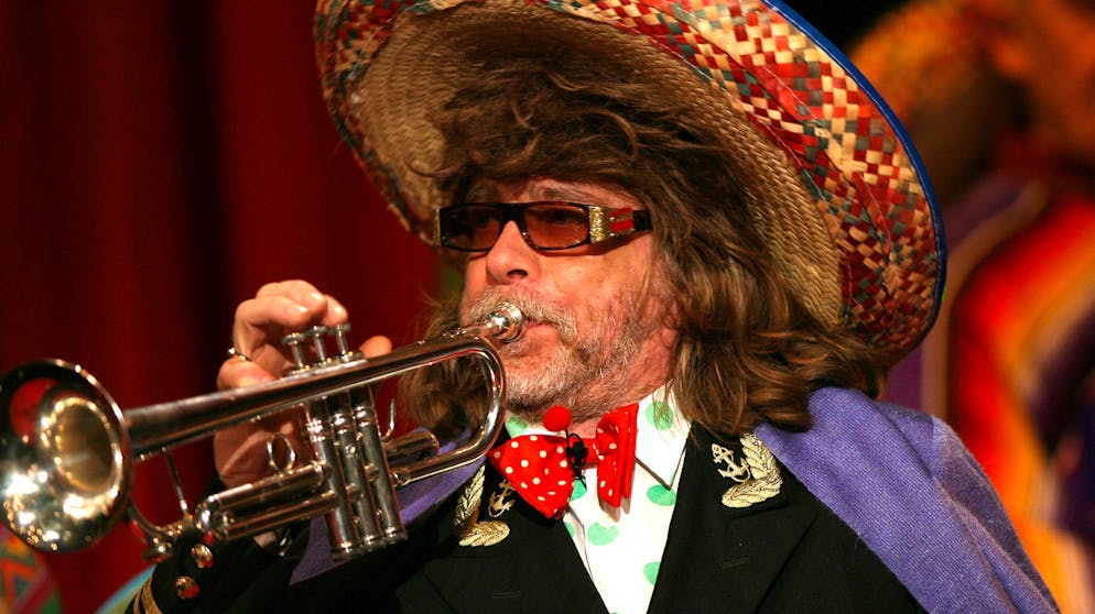 Helge Schneider: 65 Jahre singende Herrentorte. Als Vollblutmusiker hat Helge Schneider vor keinem Instrument Angst. Und als Entertainer auch vor keiner Kopfbedeckung.