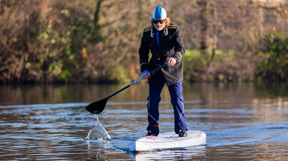 Helge Schneider: 65 Jahre singende Herrentorte. Lange bevor Stand-up-Paddling zur hippsten aller Freizeitbeschäftigungen wurde, schipperte Helge Schneider 2015 schon aufrecht stehend über die Ruhr.