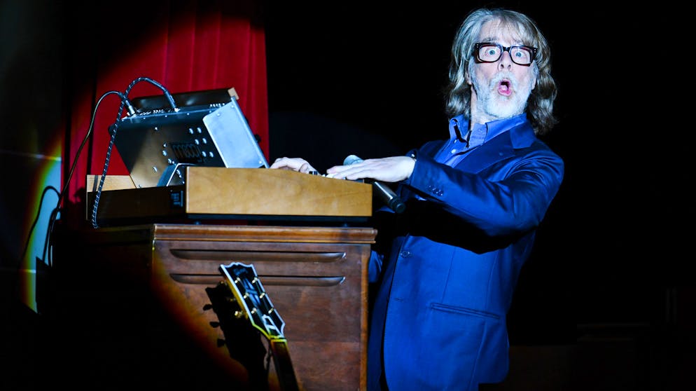 Helge Schneider: 65 Jahre singende Herrentorte. Auftritte, bei denen er «nur» Musik macht, kann Helge Schneider nicht: «Ich muss immer irgendeinen Quatsch machen, das kommt dann einfach dazu.»