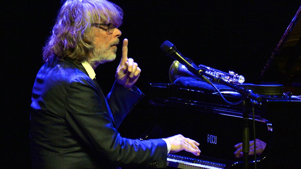 Helge Schneider: 65 Jahre singende Herrentorte. Mit seinem Konzertflügel versteht sich Helge Schneider bestens. «Klingt super – das wird meine nächste Platte», kündigte er im August 2020 an.