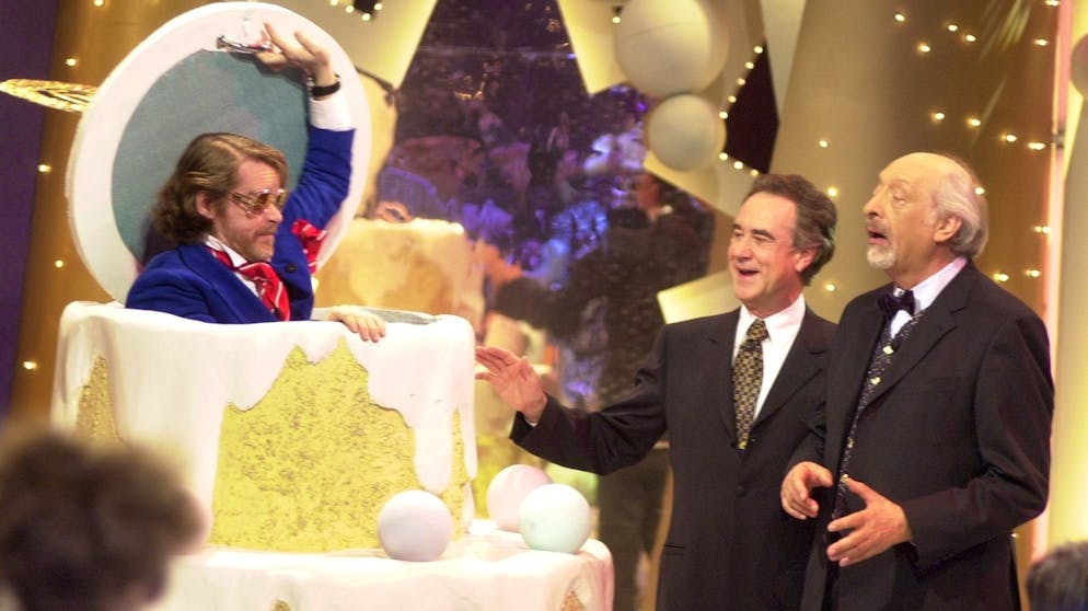 Helge Schneider: 65 Jahre singende Herrentorte. Sich selbst bezeichnet Helge Schneider als singende Herrentorte. Was man sich darunter vorstellen kann, demonstrierte er Kurt Felix (Mitte) und Karl Dall bei der Show «Sechzig Jahre Karl Dall».