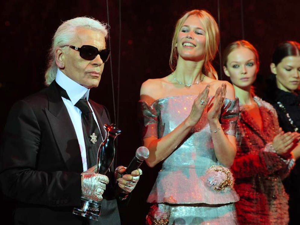 Karl Lagerfeld nach der Verleihung des «Elle Fashion Star» 2008, Claudia Schiffer applaudiert. Foto: Soeren Stache/dpa-Zentralbild/dpa