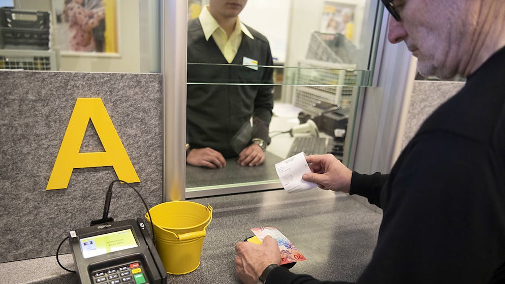 La réorganisation de La Poste, avec le projet de privatiser Postfinance et les questions du financement du service universel, promet un chaud débat politique. (Archives)