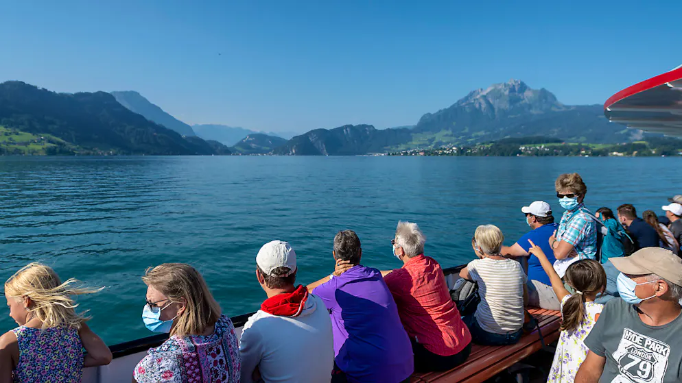 Bien que les Suisses passent leurs vacances au pays, ils sont moins nombreux que les autres années à choisir une excursion en bateau sur les lacs de Bienne et de Neuchâtel. Pour les sociétés de navigation de la région des Trois-Lacs, la faute en incombe au port du masque (photo symbolique).