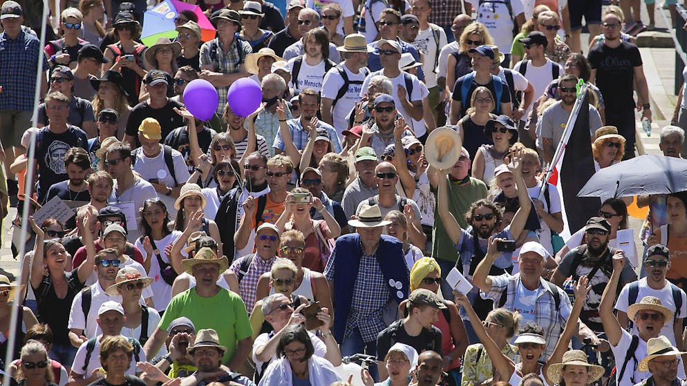 Des milliers de personnes ont manifesté samedi à Berlin, la plupart sans masque et sans respect des gestes barrière.