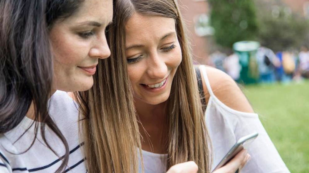 Mehr Selbstliebe, weniger Schönheitswahn. Schau mal, was hier schon wieder gepostet wurde: Die sozialen Medien sind voll mit Inhalten von scheinbar makellosen Influencern. 