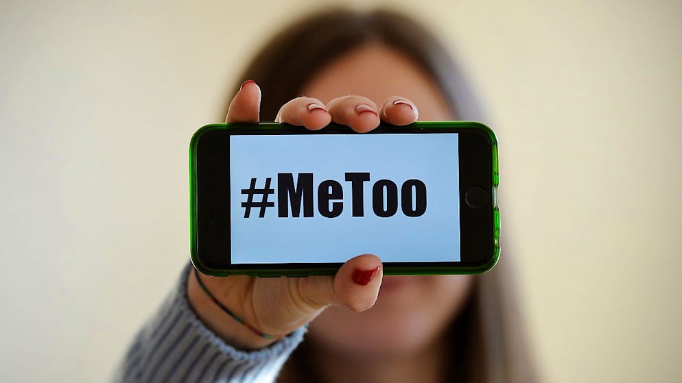 Oltre una ventina di allenatori di pattinaggio artistico e danza sul ghiaccio francesi sono coinvolti in molestie e aggressioni sessuali sulle atlete.