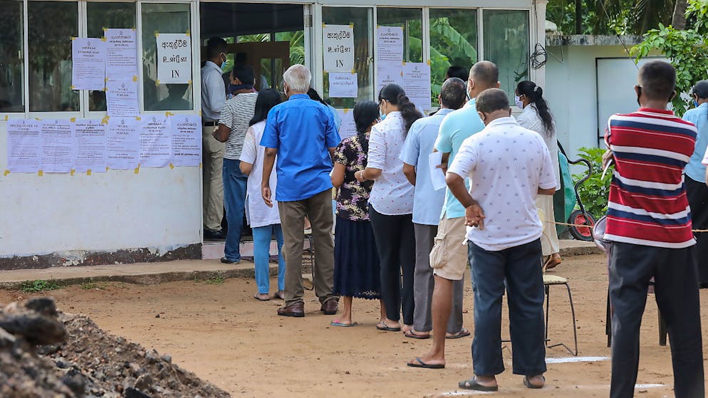 Malgré le coronavirus, des files d'attente se sont formées devant des bureaux de vote avant même leur ouverture.