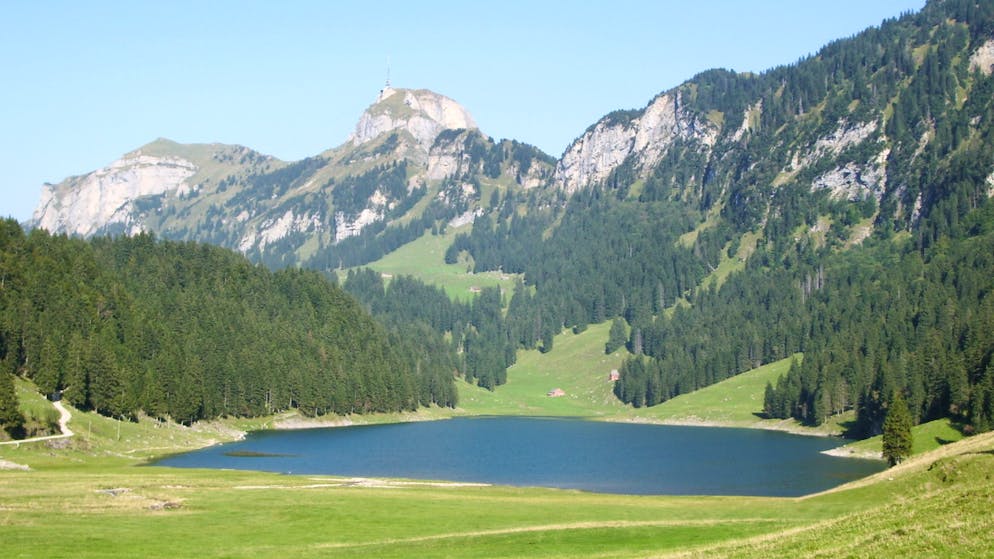 Im Sämtisersee im Alpstein haben sich wegen der Wärme Entenflöhe stark vermehrt. Badende klagten jetzt über Hautausschläge (Archivbild).