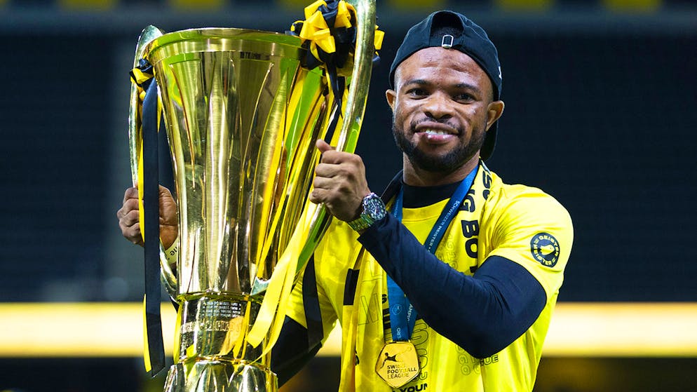 Elia con il trofeo di campione svizzero, lunedì 3 agosto.