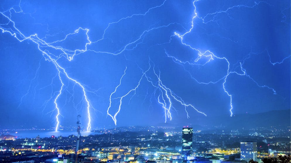 Aufziehende Gewitter. Das solltest du bei Blitz und Donner beachten
