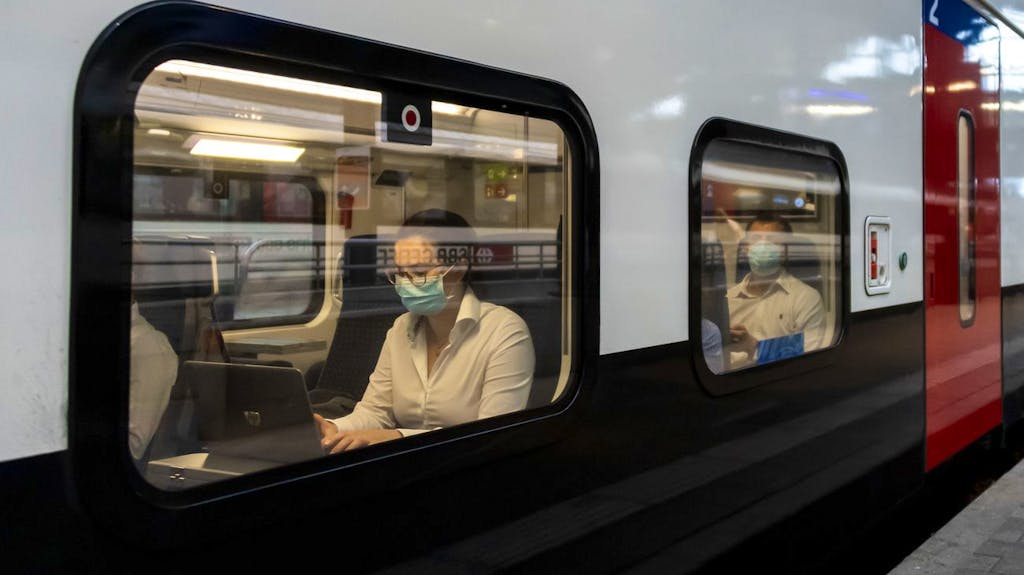 Reisende mit Schutzmasken in einem Zug am Bahnhof SBB in Basel, am Montag, 6. Juli 2020. Ab Montag, 6. Juli 2020, muessen schweizweit alle Passagiere in den oeffentlichen Verkehrsmitteln Schutzmasken gegen die Verbreitung des Coronavirus COVID-19 tragen. (KEYSTONE/Georgios Kefalas)