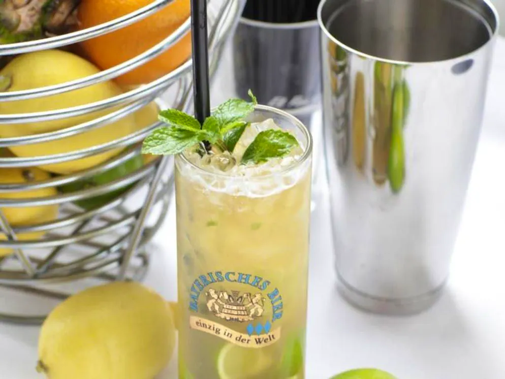 Bier-Cocktails für jeden Geschmack. Als alkoholfreien Durstlöscher empfiehlt Lothar Ebbertz vom Bayerischen Brauerbund einen kühlen Weissbier-Cocktail. Dazu kommen Limettensaft, frische Minze, brauner Zucker und Ananassaft mit Crushed Ice ins Glas und werden mit alkoholfreiem Weissbier aufgegossen. 