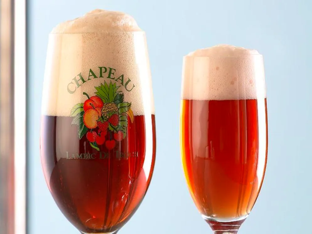 Bier-Cocktails für jeden Geschmack. Freunden von dunklem Bier dürfte Schiffners Cocktail «Bier Royal» munden: Dafür wird obergäriges Porter mit rotem Zweigelt Sekt vereint und mit einem Schuss Johannisbeersaft verfeinert. 