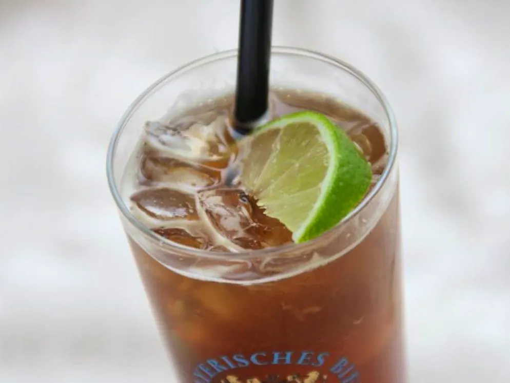 Bier-Cocktails für jeden Geschmack. Vom Bayerischen Brauerbund kommt das Rezept für den «Dark Digi». Für ihn werden 3 cl Ramazotti, 2 cl Zitronensaft und 1 cl Zuckersirup mit dunklem Lager- oder Exportbier aufgegossen.