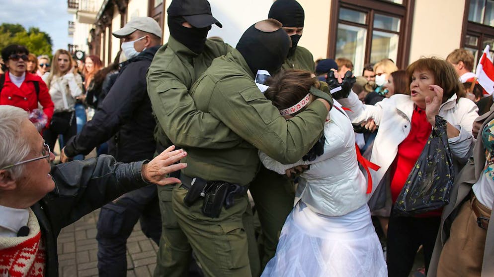 Polizisten nehmen eine Demonstrantin fest. Foto: -/Tut.by/AP/dpa
