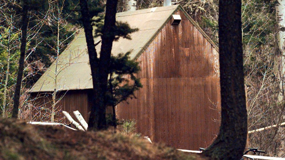 Der Unabomber. ... Sohn polnischer Einwanderer in seinem Refugium in den Wäldern von Montana nahe des Örtchens Lincoln gebaut und deponiert oder verschickt. Neben Wissenschaft und Verkehr standenen auch andere Branchen in seinem Fokus, die der Täter mit der Moderne in Verbindung bringt.<br><br>