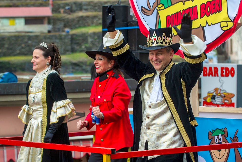 Carnevale Lingera: nella foto l'arrivo del carro con i regnanti.