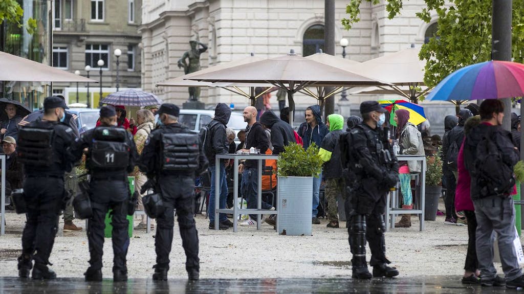 Gegner der Corona-Massnahmen versammeln sich auf dem Sechselaeutenplatz, am Samstag, 29. August 2020, in Zürich.