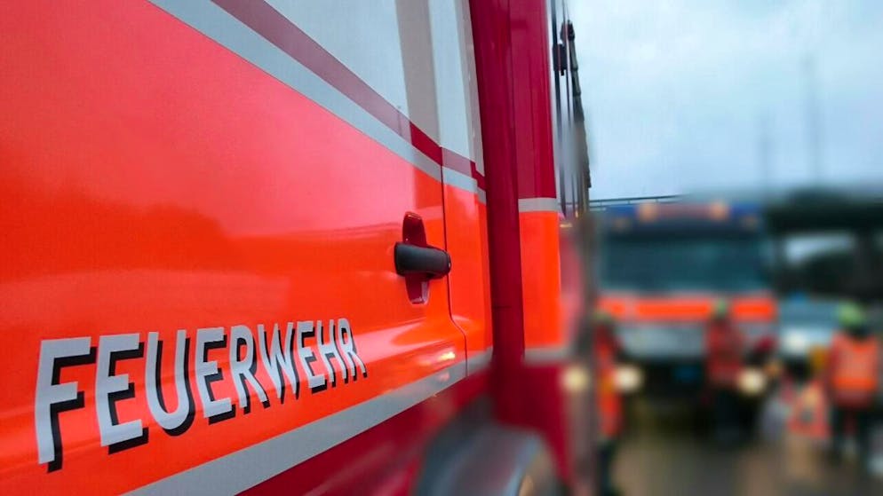 Gleich zweimal musste die Feuerwehr am Sonntag in Au SG einen Brand in einem Einfamilienhaus löschen. (Symbolbild)
