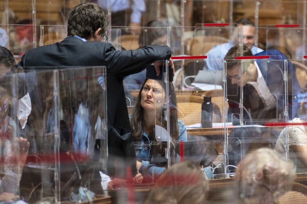 Und dazwischen das Plexiglas: Nationalrätin Tiana Angelina Moser (GLP/ZH) diskutiert mit Nationalrat Roger Nordmann (SP/VD).