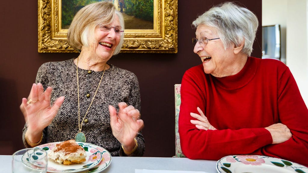 Frauen treffen essen