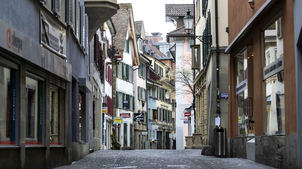 Mann stirbt nach Sturz aus Fenster von Bordell