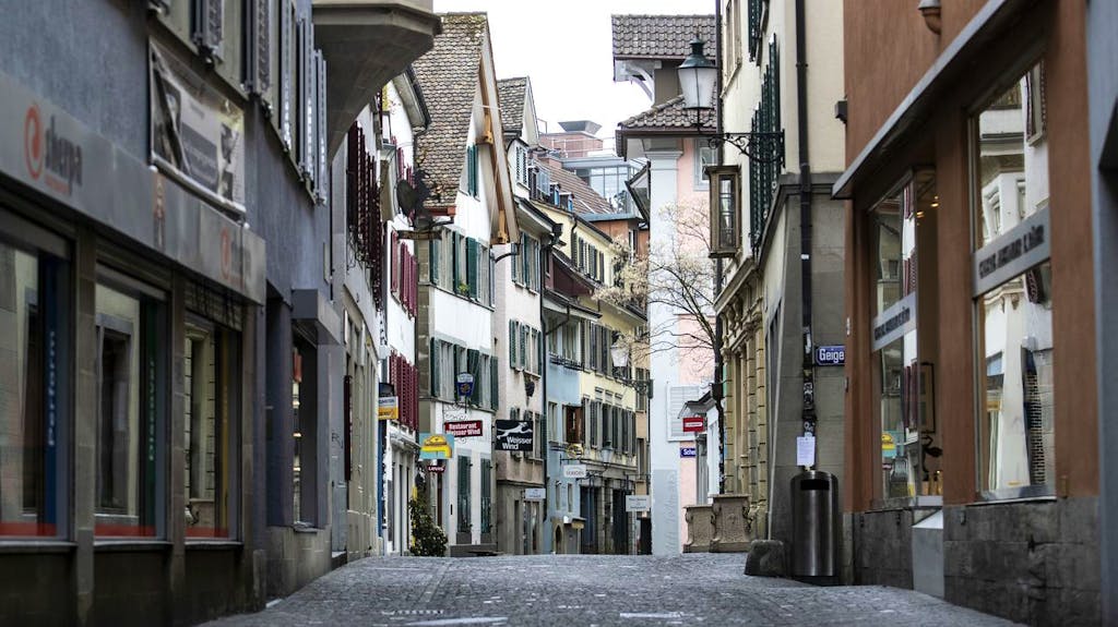 Mann stirbt nach Sturz aus Fenster von Bordell