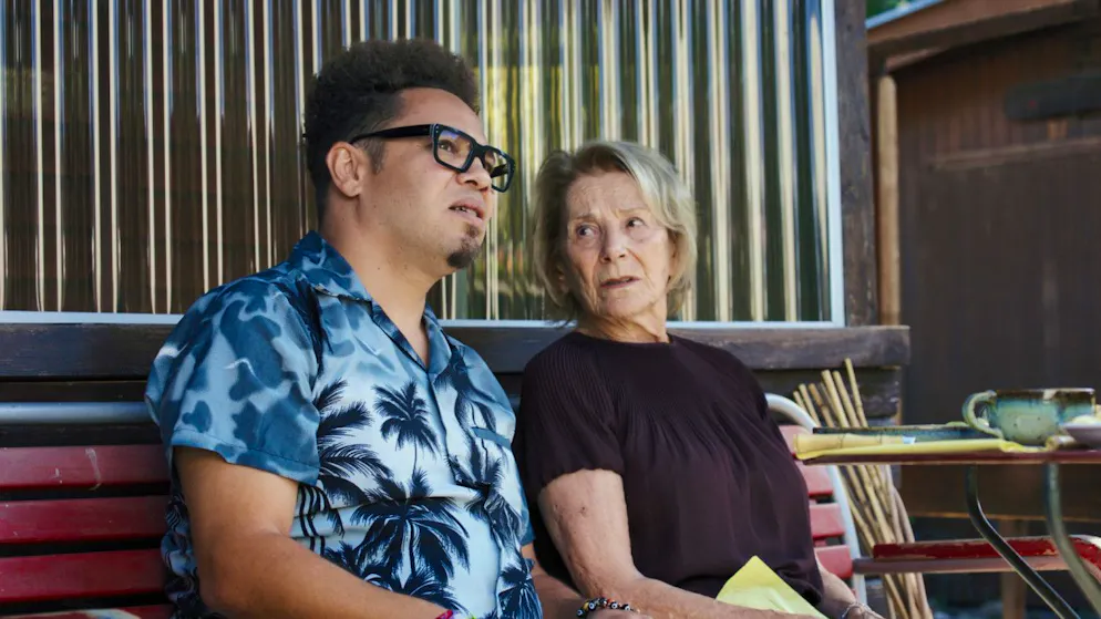«Eden für jeden»: Die Bildgalerie zum Familiendrama. Nelly und Rosmarie müssen aus ihrer Zürcher Wohnung und landen in Rosmaries Schrebergarten-Parzelle. Rosmarie freundet sich dort mit Überlebens-Künstler Paolo Cesar (Marc Sway) an.