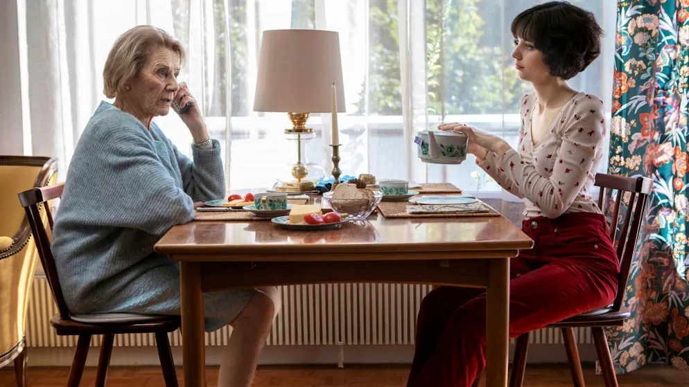 «Eden für jeden»: Die Bildgalerie zum Familiendrama. Busfahrerin Nelly (Steffi Friis) wohnt mit ihrer Grossmutter Rosmarie (Heidi Diggelmann), die an Alzheimer erkrankt ist.