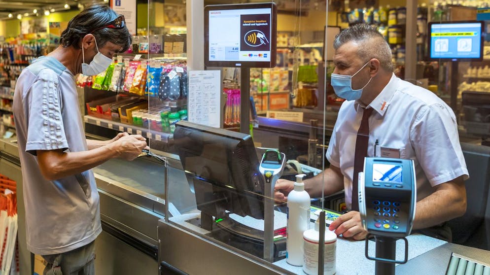 Kunden und Personal tragen Gesichtsmaken in der Migros an der Muelhauserstrasse in Basel, am Montag, 24. August 2020. Der Kanton Basel-Stadt fuehrt als erster Deutschschweizer Kanton wegen der steigenden Corona-Fallzahlen eine Maskenpflicht in Laeden ein. (KEYSTONE/Georgios Kefalas)