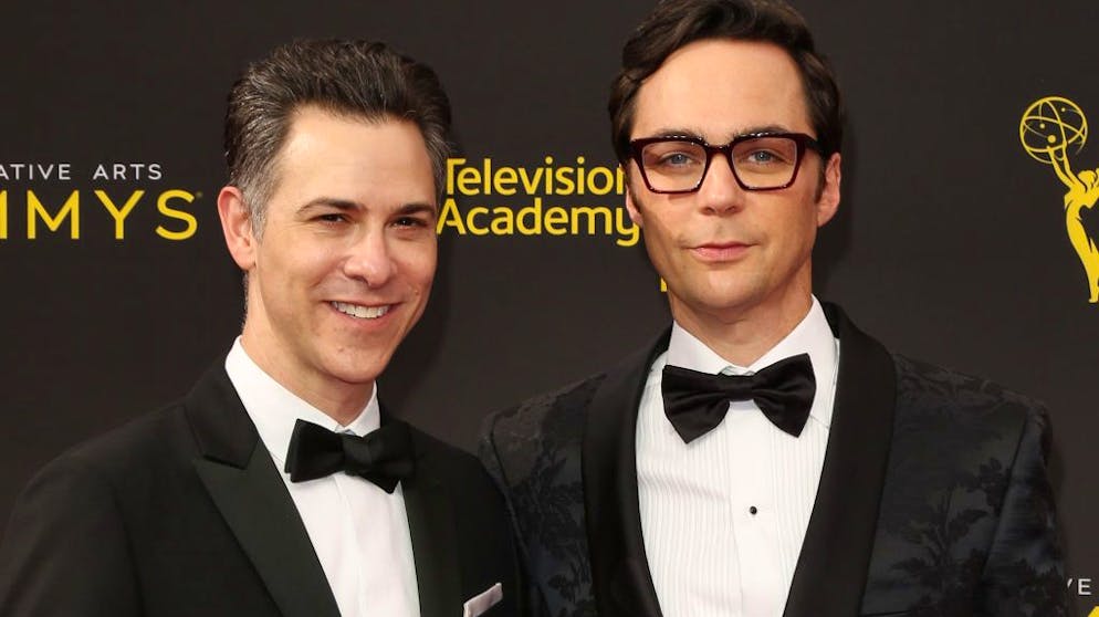 Diese Stars hat Corona getroffen. Jim Parsons (l.) und sein Partner, TV-Produzent Todd Spiewak, an den Emmy Awards im September 2019 in Los Angeles. Jim Parsons war auch an Corona erkrankt, inzwischen geht es ihm besser.